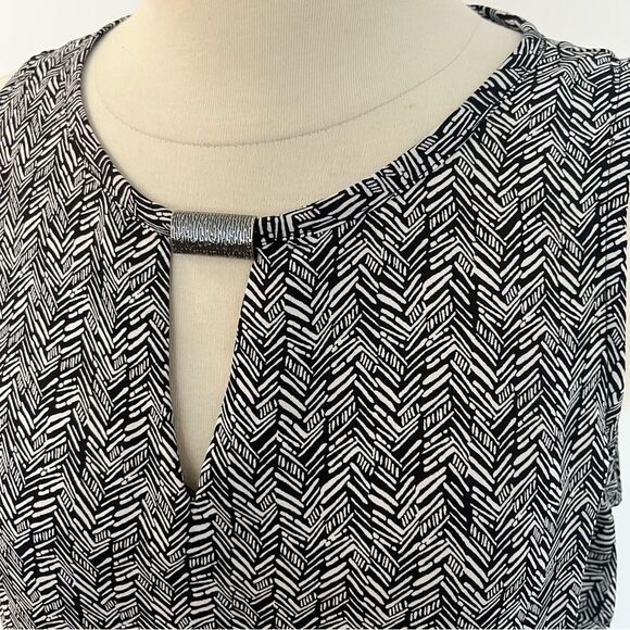 Laundry by Shelli Segal Black White Chevron Print Sleeveless Blouse Size Medium - Picture 3 of 8